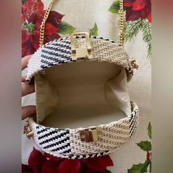 Small Bag with gold hardware hard outer shell - Picture 2 of 3